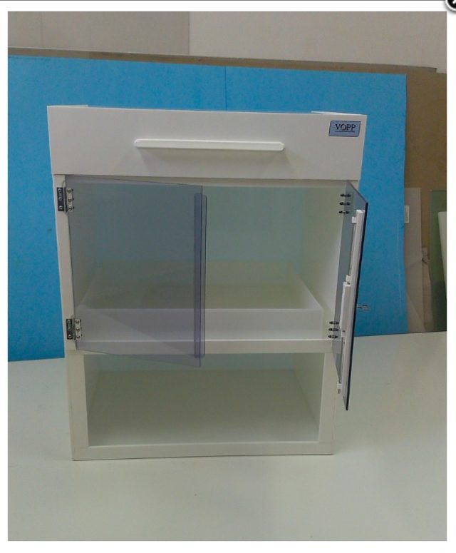 Laboratorní skříň s vitrínou